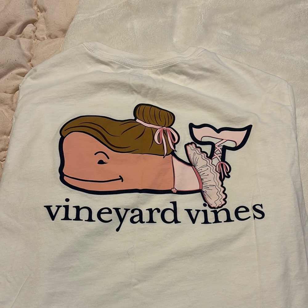Vineyard Vines Cream Tee with Ballet Whale Graphic
